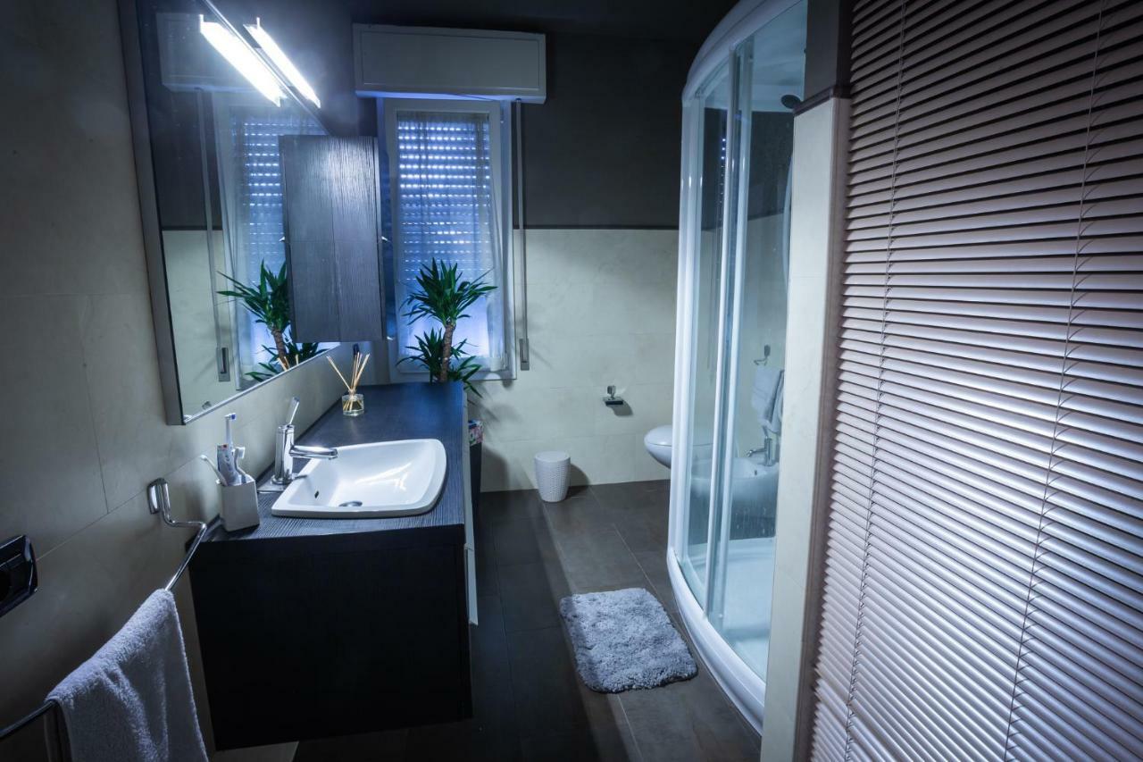 Cinematic Modern Flat, 100 Mt Da Ospedale Apartment Ravenna Bagian luar foto