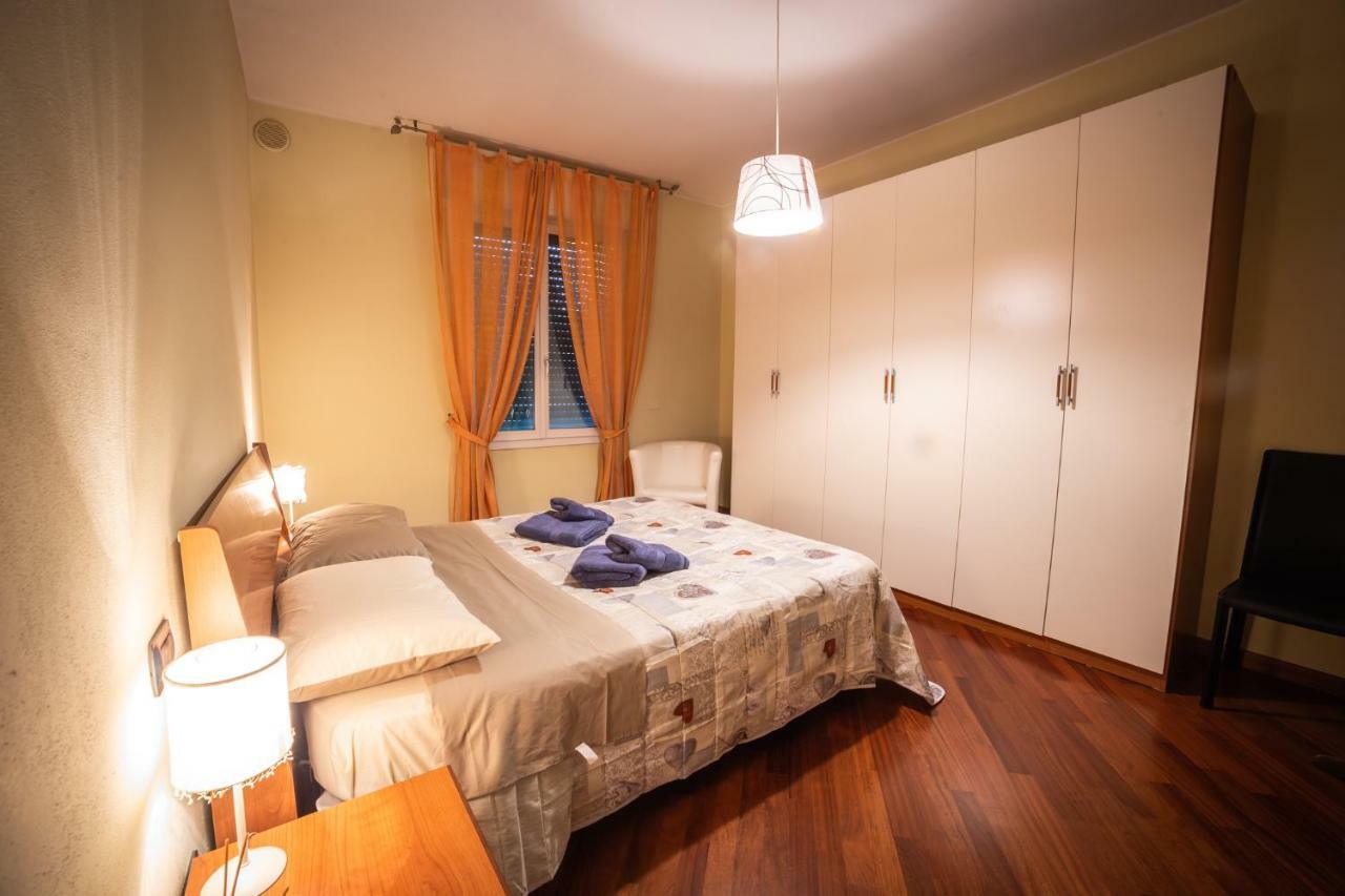 Cinematic Modern Flat, 100 Mt Da Ospedale Apartment Ravenna Bagian luar foto